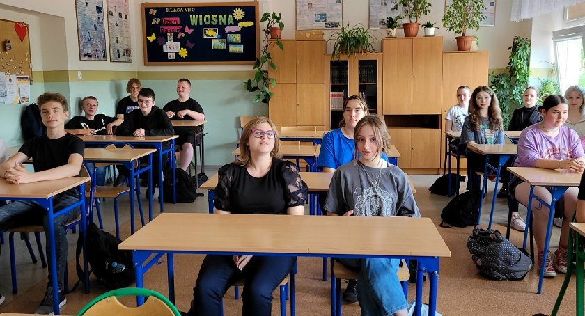 Na zdjęciu uczniowie ósmych klas w PSP nr 2