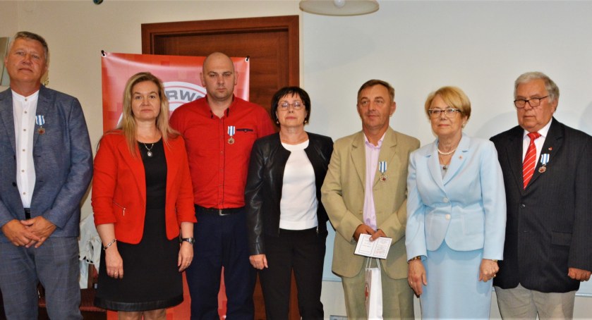 Na zdjęciu odznaczeni krwiodawcy, fot. Facebook/Powiat Radomszczański