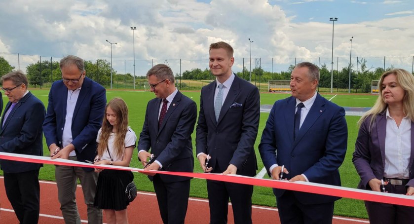 Na zdjęciu uroczyste przecięcie wstęgi