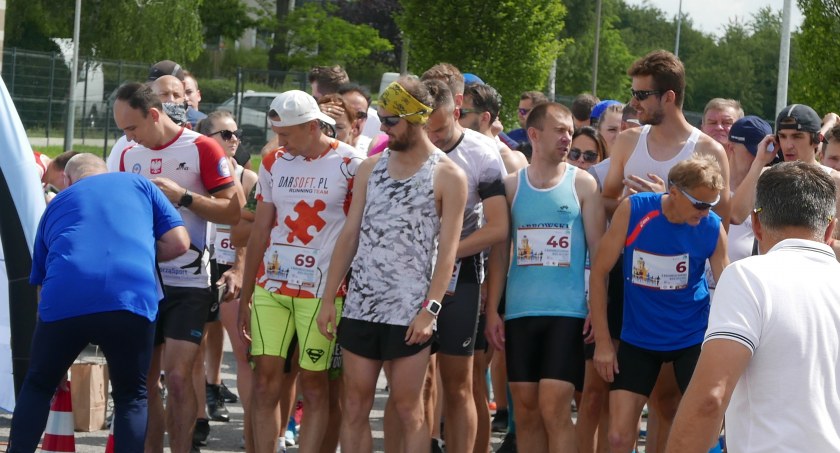Na zdjęciu uczestnicy biegu na starcie