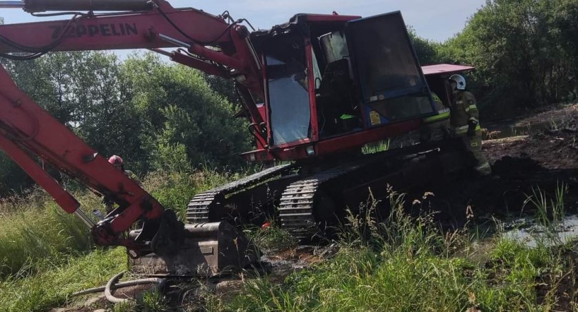 Na zdjęciu koparka, która się zapaliła, fot. Facebook/OSP Lgota Wielka