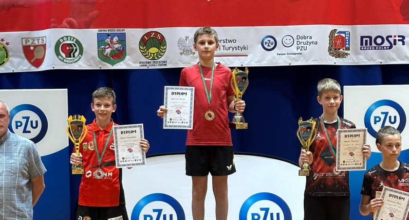 Na zdjęciu Sebastian Musiał na najwyższym stopniu podium