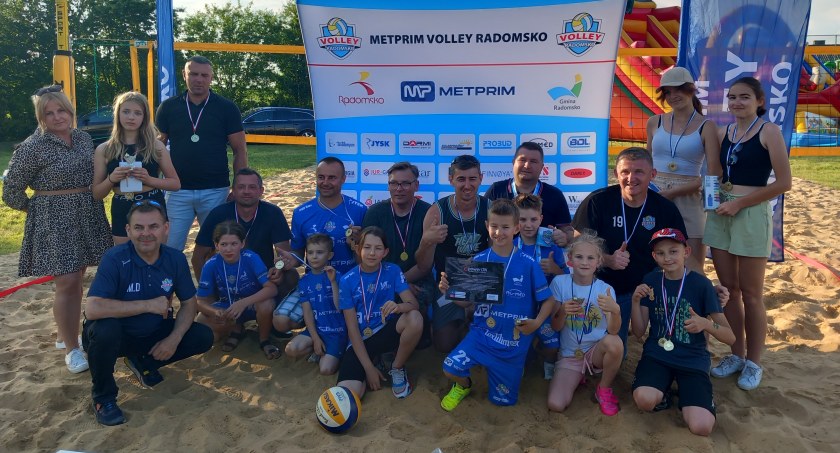 Na zdjęciu uczetnicy turniejów rozgrywanych podcza pikniku
