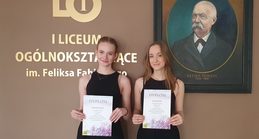 Na zdjęciu laureatki konkursu, fot. Facebook/I LO w Radomsku