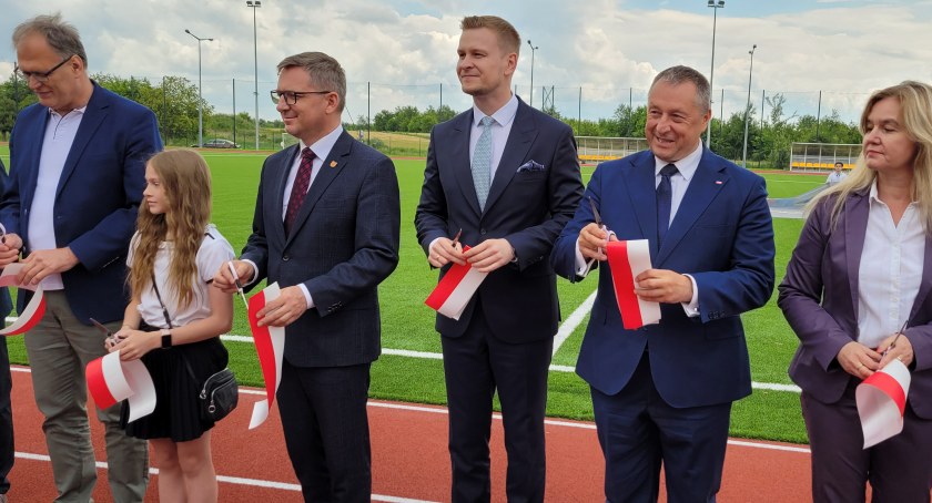 Na zdjęciu przecięcie wstęgi na nowym boisku