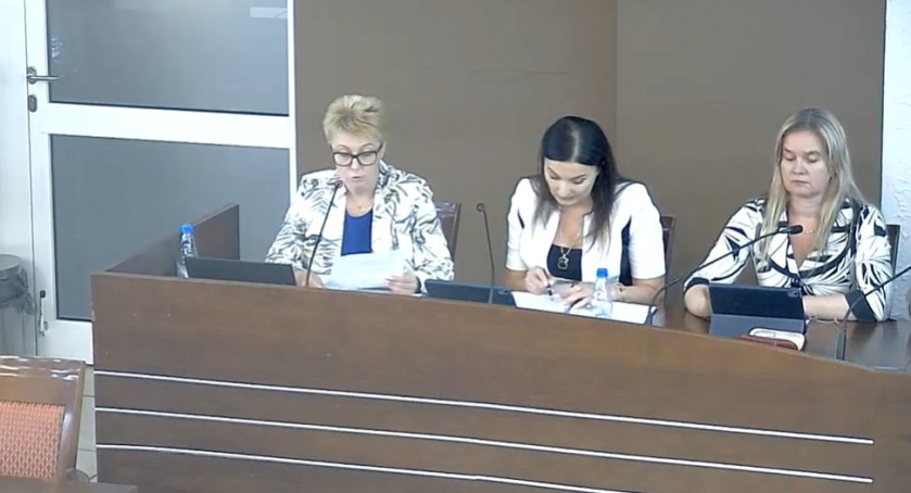 Na zdjęciu zrzut ekranu z transmisji sesji Rady Powiatu, od lewej skarbniczka Magdalena Jędrzejczyk, starosta Beata Pokora i wicestarosta Małgorzata Lewandowska