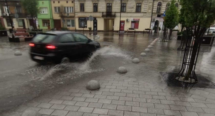 Na zdjęciu skrzyżowanie Reymonta z Żeromskiego, godz. 8 rano, fot. Czytelnik