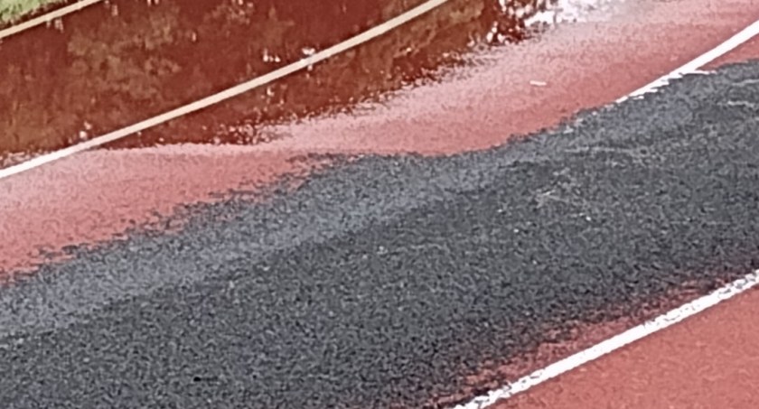 Na zdjęciu granulat na bieżni przy PSP nr, fot. Czytelnik