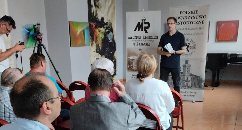Na zdjęciu Tomasz Nowak podczas promocji, fot. Facebook/Muzeum Regionalne