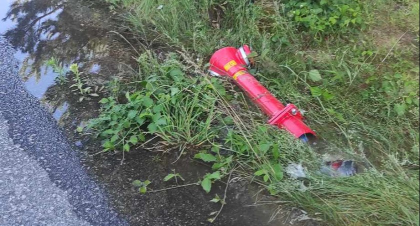 Na zdjęciu uszkodzony hydrant przy drodze między Cerkawizną a Klekotowym, fot. Czytelnik