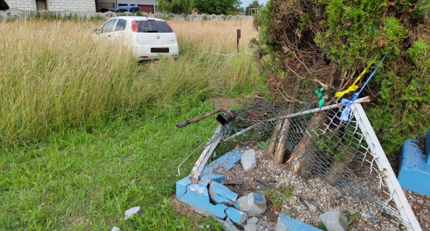 Na zdjęciu uszkodzona kapliczka i samochód, który w nią uderzył
