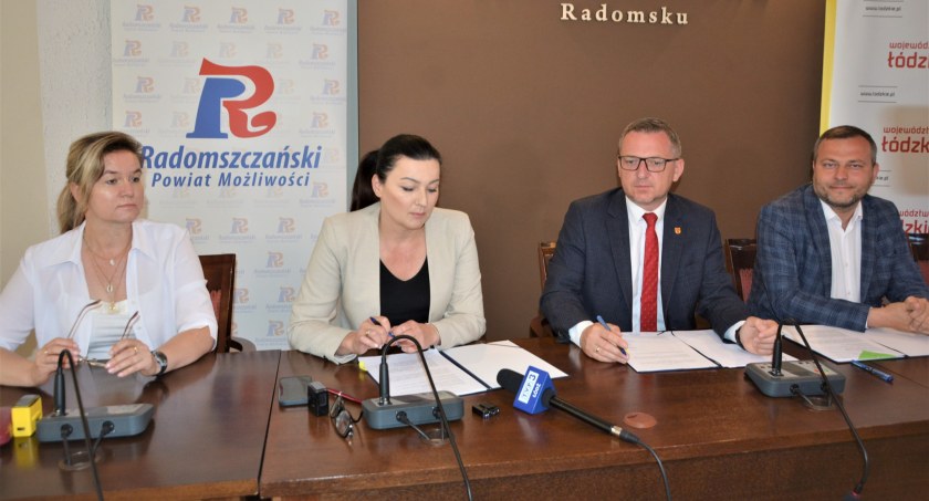 Na zdjęciu Małgorzata Lewandowska, Beata Pokora, Zbigniew Ziemba i Michał Koski, fot. Facebook/Starostwo Powiatowe