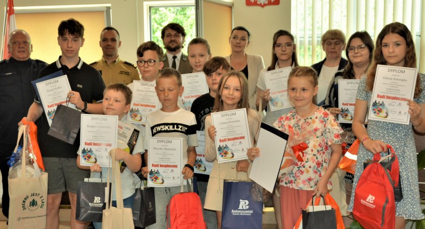 Na zdjęciu laureaci konkursu, fot. Facebook/Starostwo Powiatowe