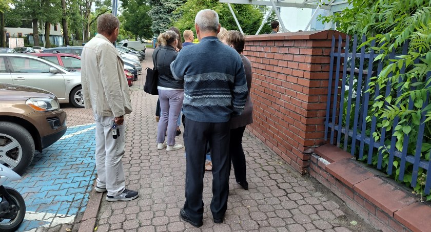 Na zdjęciu kolejka przed biurem PGE przy ulicy Berka Joselewicza