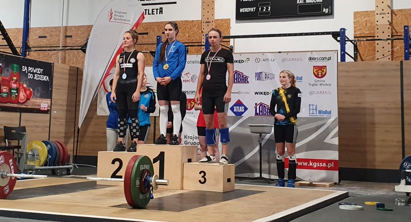 Na zdjęciu sztangistki na podium
