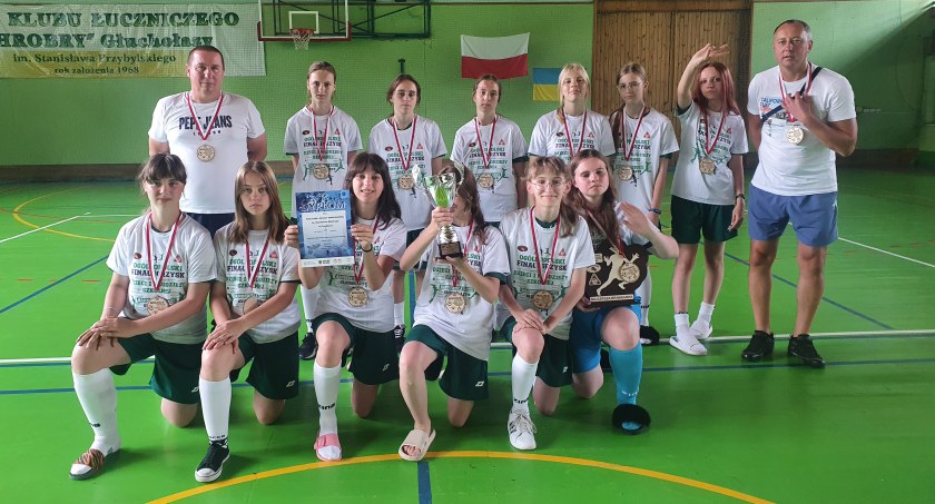 Na zdjęciu drużyna dziewcząt z Przedborza