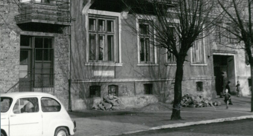 Na zdjęciu kamienica przy ul. Żeromskiego, lata 60. Fot. Zbiory muzeum