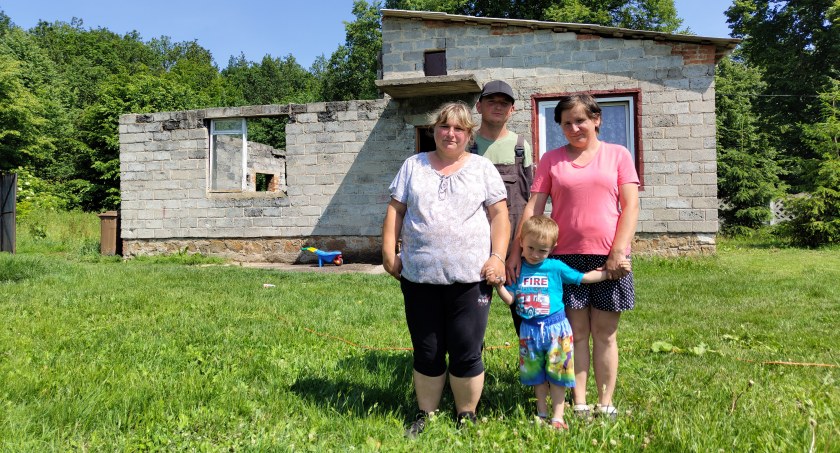 Na zdjęciu pani Edyta, za nią jej syn Przemysław, Eryk i jego mama pani Kamila