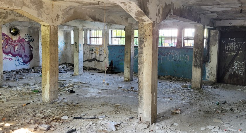 Na zdjęciu była Rafa, budynek jest zdewastowany