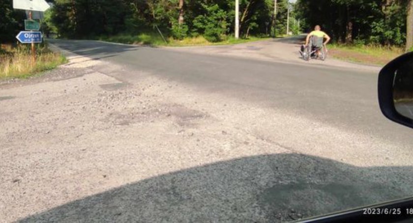 Na zdjęciu skrzyżowanie drogi na Ojrzeń, Cadówek, Włynice i Gidle, fot. Czytelnik