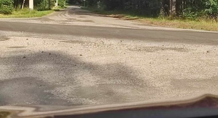 Na zdjęciu skrzyżowanie drogi gminnej z powiatową, fot. Czytelnik