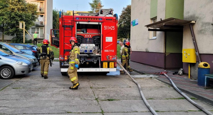 Na zdjęciu strażacy przed blokiem przy ulicy Armii Krajowej