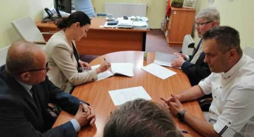 Na zdjęciu podpisywanie umowy w Łodzi, fot. Facebook/Starostwo Powiatowe