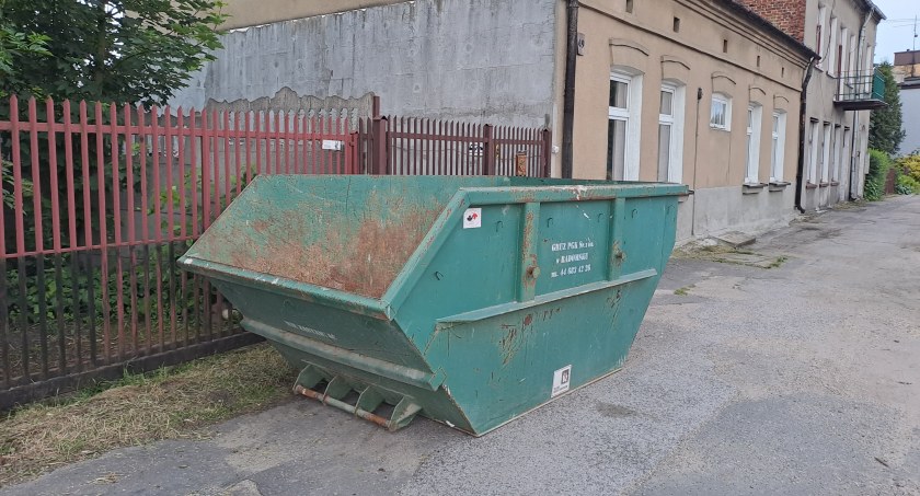 Na zdjęciu kontener PGK Radomsko ustawiony przed posesją na ulicy Piłsudskiego, fot. nadesłane