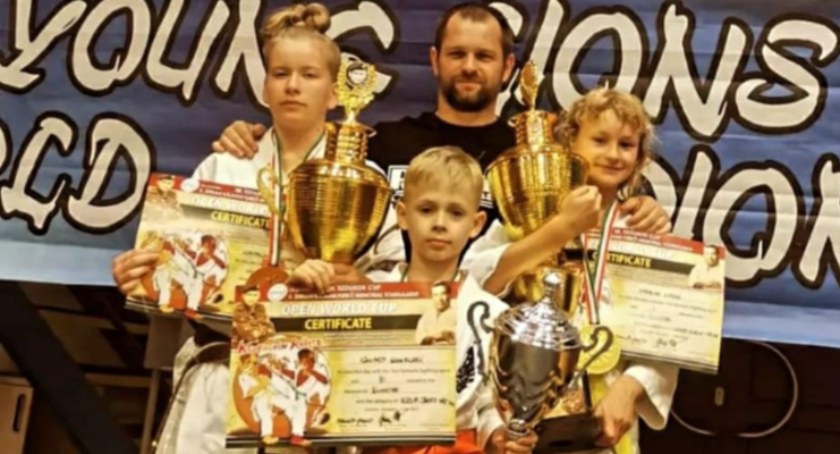 Na zdjęciu zawodnicy ze swoim sensei, fot. Facebook