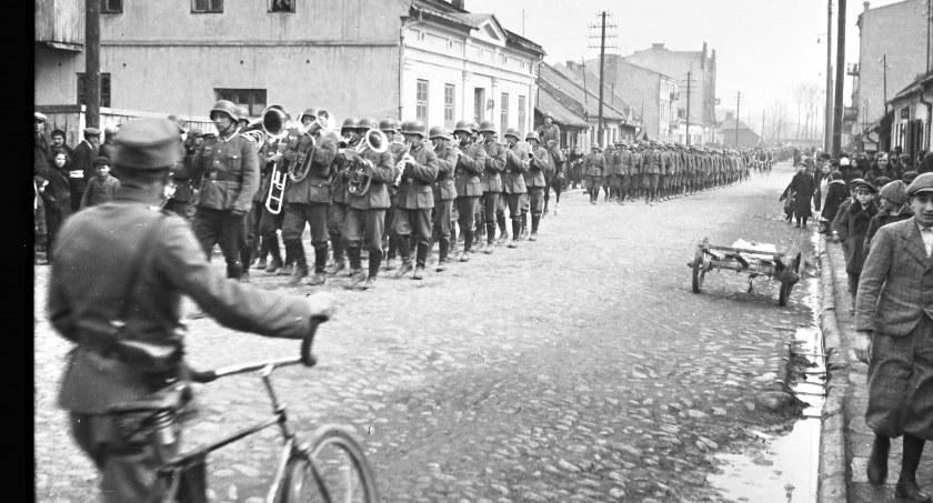 Na zdjęciu defilada ulicą Przedborską, rok 1939/40. Fot. Zbiory muzeum