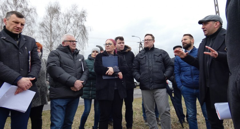 Na zdjęciu wizja lokalna radnych i urzędników na os. Mickiewicza, kwiecień 2021