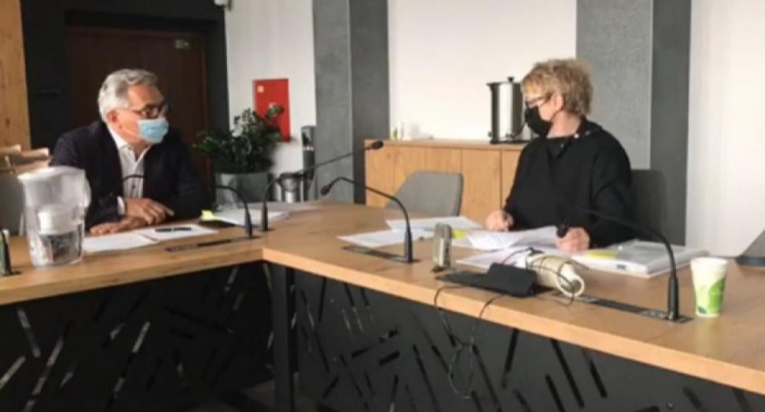 Na zdjęciu posiedzenie zespołu rady miasta badającego sprawę PGK, marzec 2021. Radna Wioletta Pal i reprezentujący miejską spółkę mecenas Mariusz Bąbol