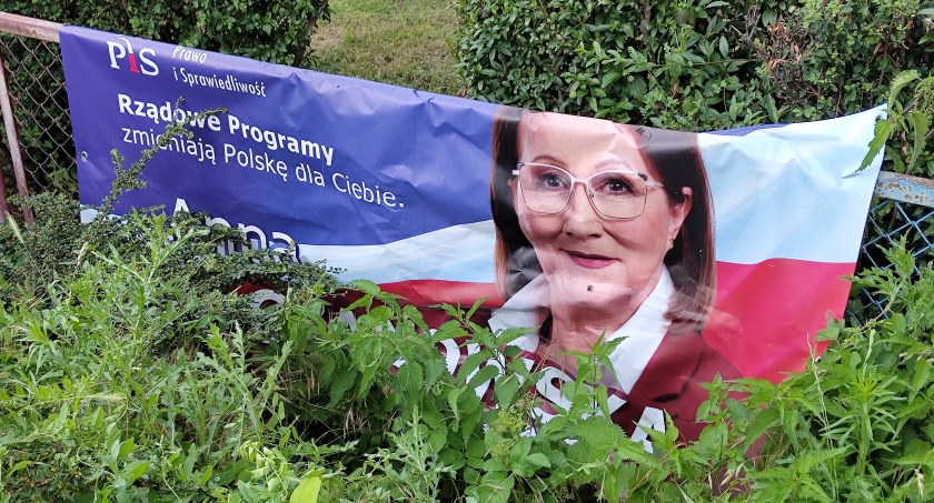 Na zdjęciu baner posłanki Anny Milczanowskiej na ogrodzeniu przy ulicy Tysiąclecia