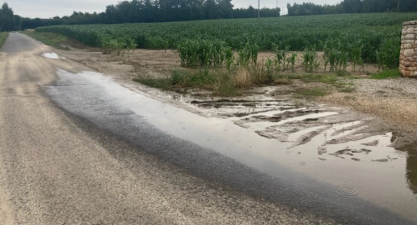 Na zdjęciu droga w miejscowości Posadówka w gminie Kobiele Wielkie, fot. nadesłane