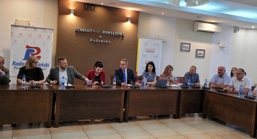 Na zdjęciu uczestnicy konferencji w Starostwie