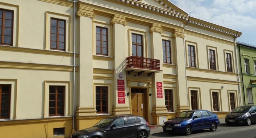 Na zdjęciu urząd miasta w Przedborzu