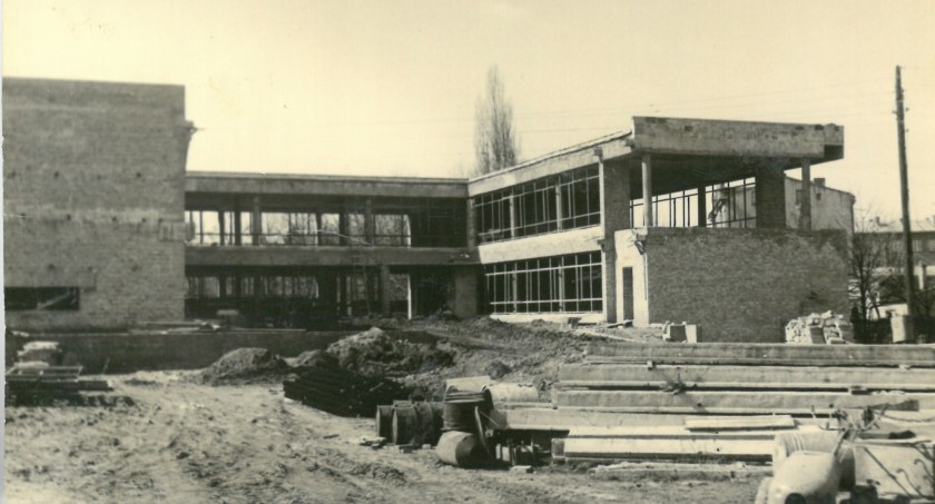Na zdjęciu Powiatowy Dom Kultury w Radomsku  w budowie, lata 60