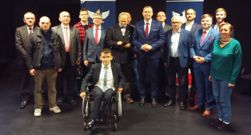Na zdjęciu zwolennicy Konfederacji na spotkaniu z posłem w MDK