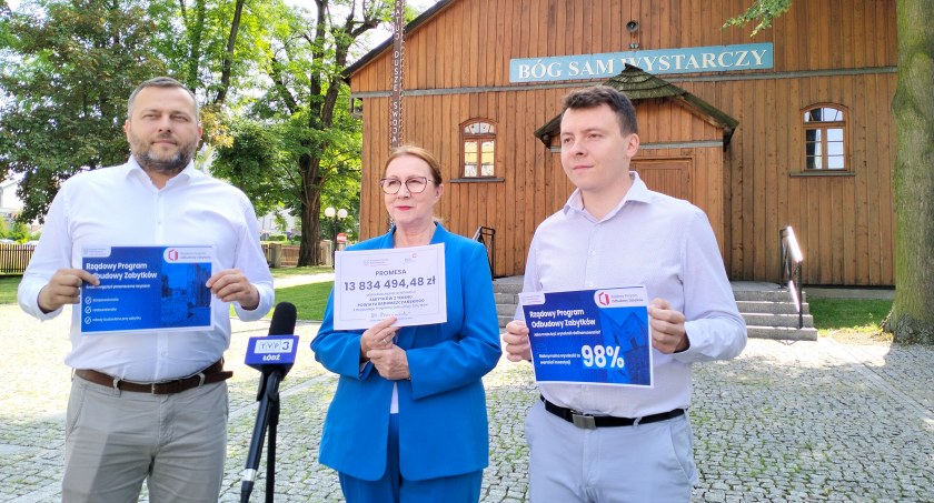 Na zdjęciu konferencja prasowa poseł Anny Milczanowskiej. Obok radni Michał Koski i Bartłomiej Biskup
