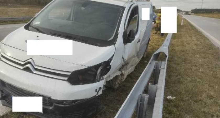 Na zdjęciu citroen po wypadku na A1/ KPP w Radomsku