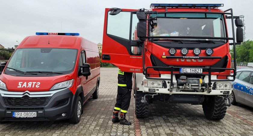 Na zdjęciu wozy strażackie