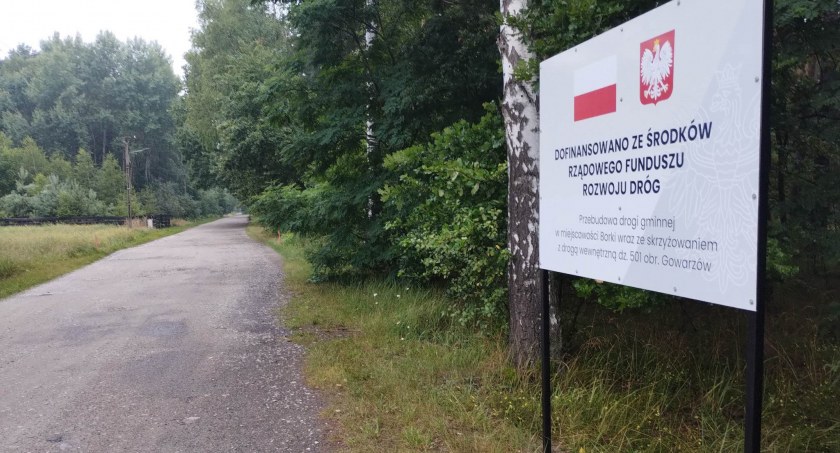 Na zdjęciu droga w Borkach