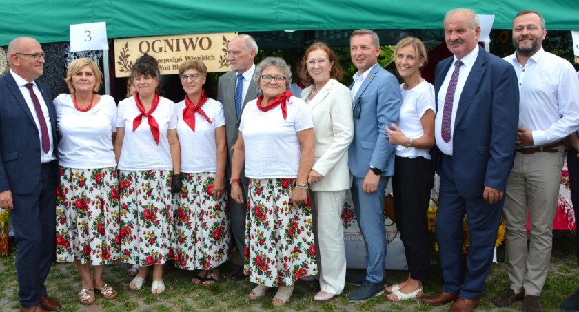Na zdjęciu uczestnicy pikniku fot. Facebook/Powiat Radomszczański
