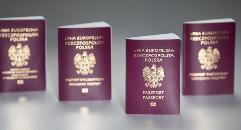 Na zdjęciu paszporty