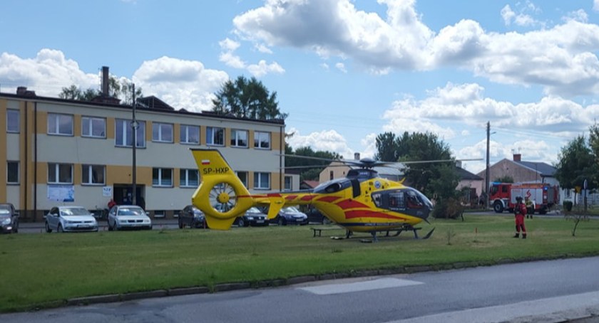 Na zdjęciu śmigłowiec LPR przed ośrodkiem przy ul. Częstochowskiej, fot. Facebook/OSP Przedbórz
