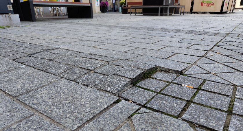 Na zdjęciu uszkodzona kostka
