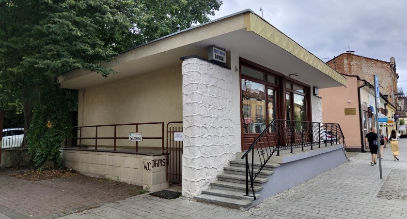 Na zdjęciu szalet miejski przy ulicy Reymonta