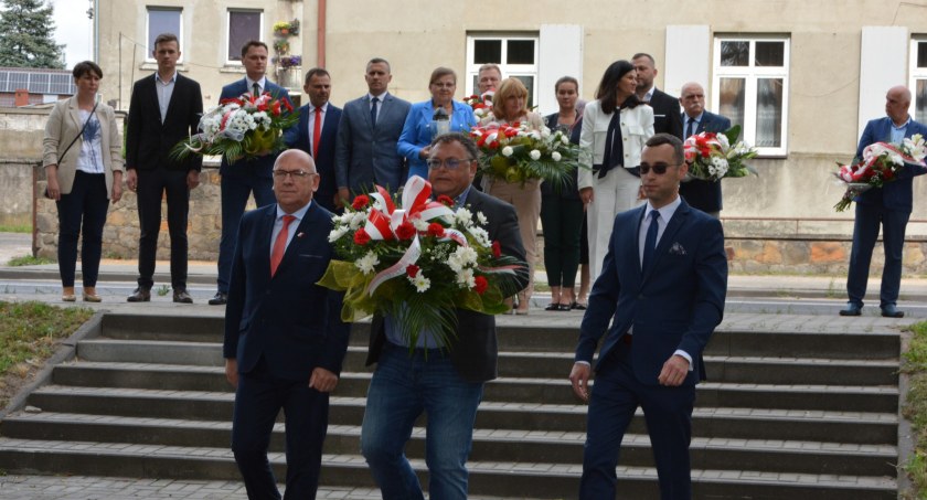 Na zdjęciu składanie kwiatów pod pomnikiem Grobem Nieznanego Żołnierza, fot. Facebook/Starostwo Powiatowe