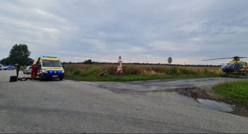 Na zdjęciu miejsce wypadku w Kobielach Małych, w którym zginął nietrzeźwy 38-letni rowerzysta, fot. KPP Radomsko