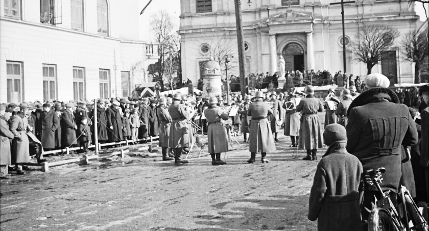 Na zdjęciu Niemcy przed kościołem farnym, lata okupacji. Fot. Zbiory muzeum